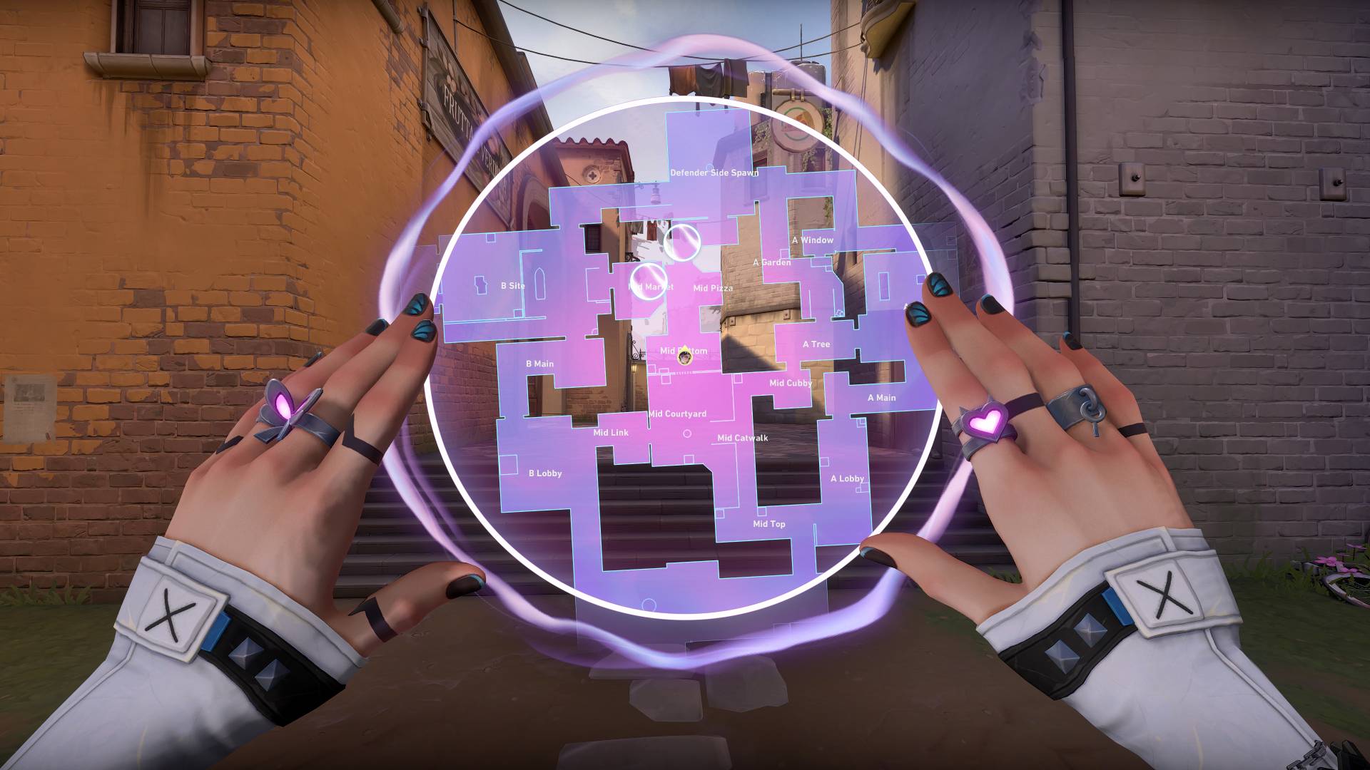 Dos manos sostienen un mapa del Ascenso de Valorant en una burbuja violeta
