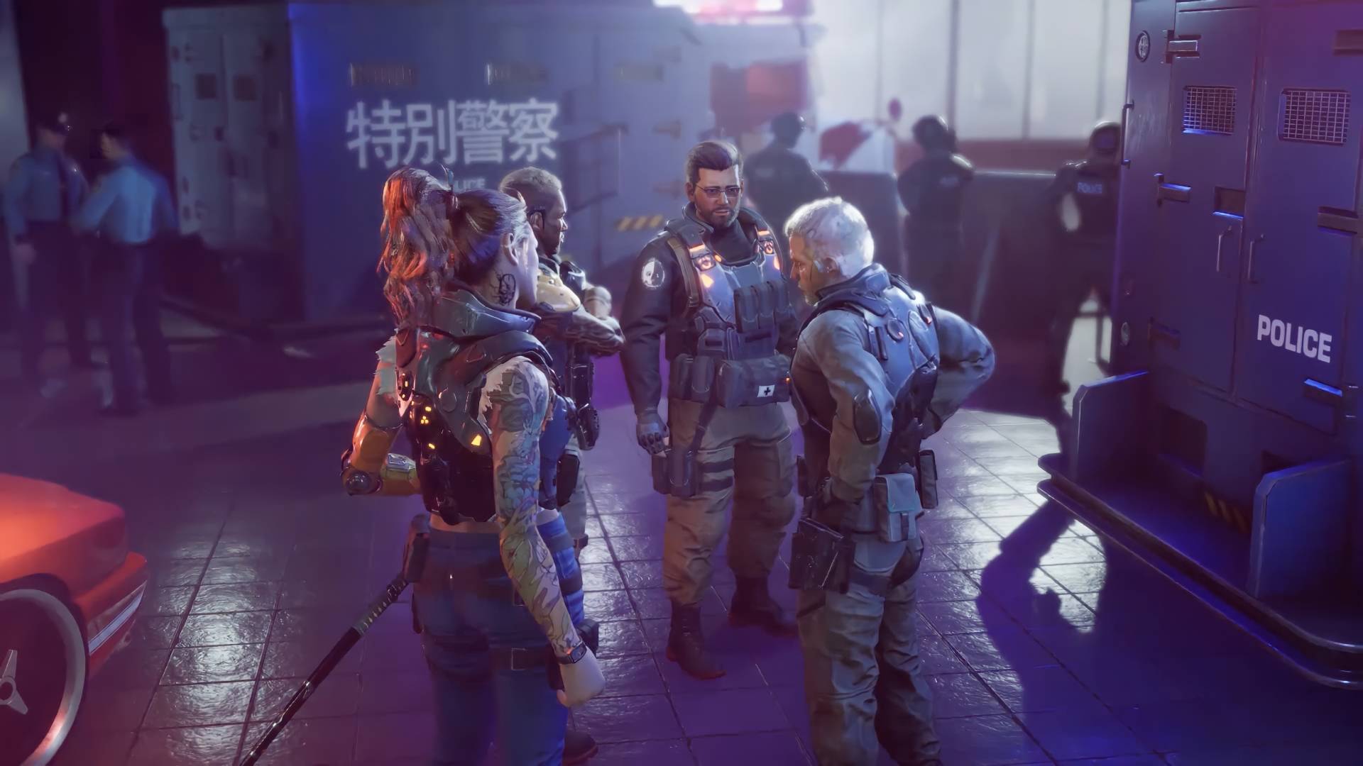 Un grupo de mercenarios cyberpunk bajo la lluvia en una zona industrial con caracteres chinos en las paredes.