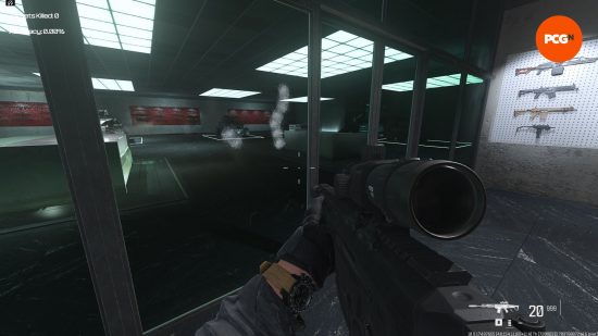 Warzone SOA Subverter: Osoba držící zbraň a dívá se na okno proražené kulkami.