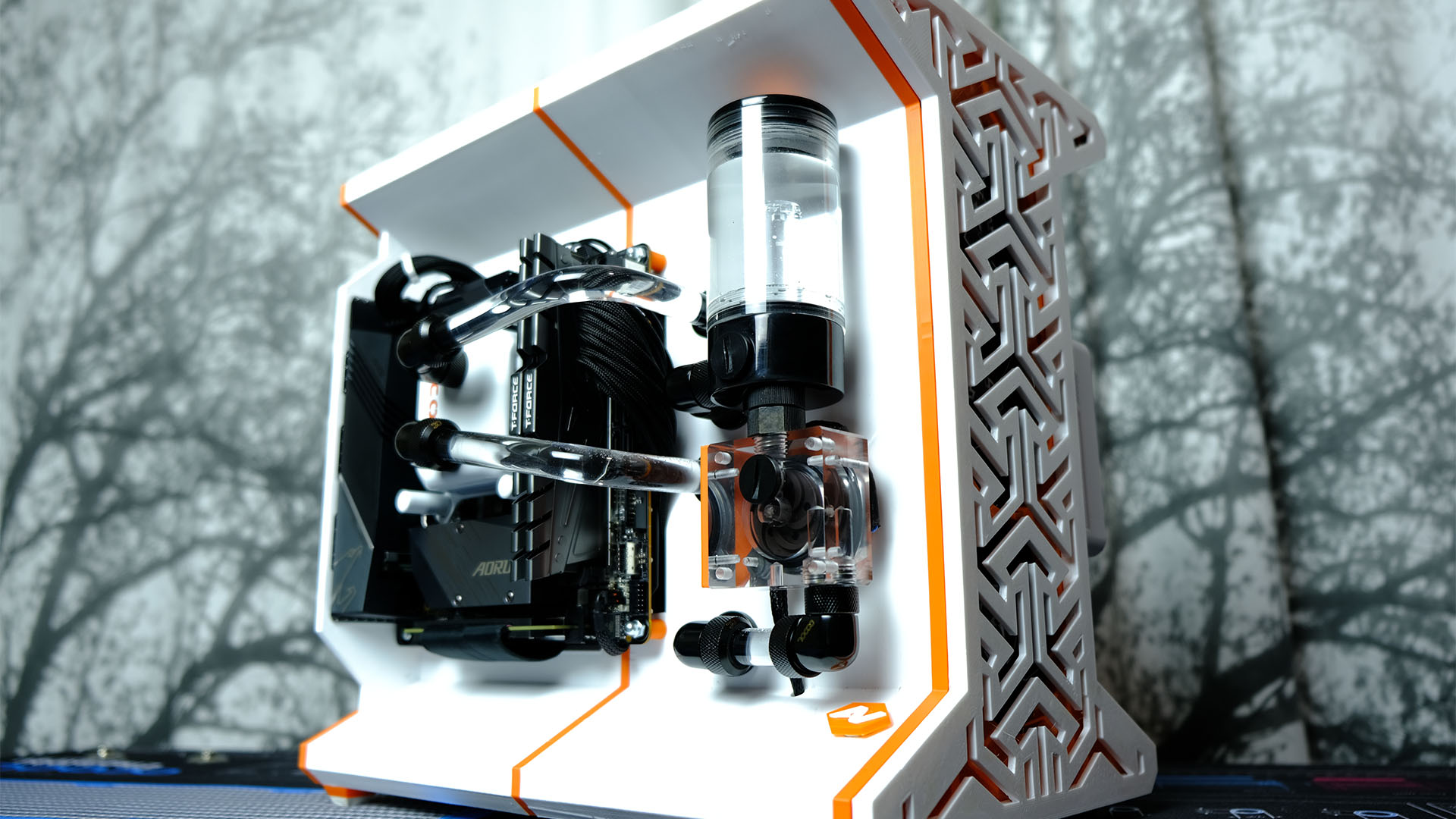 Das Wasserkühlungssystem im 3D-gedruckten weißen und orangefarbenen PC-Gehäuse