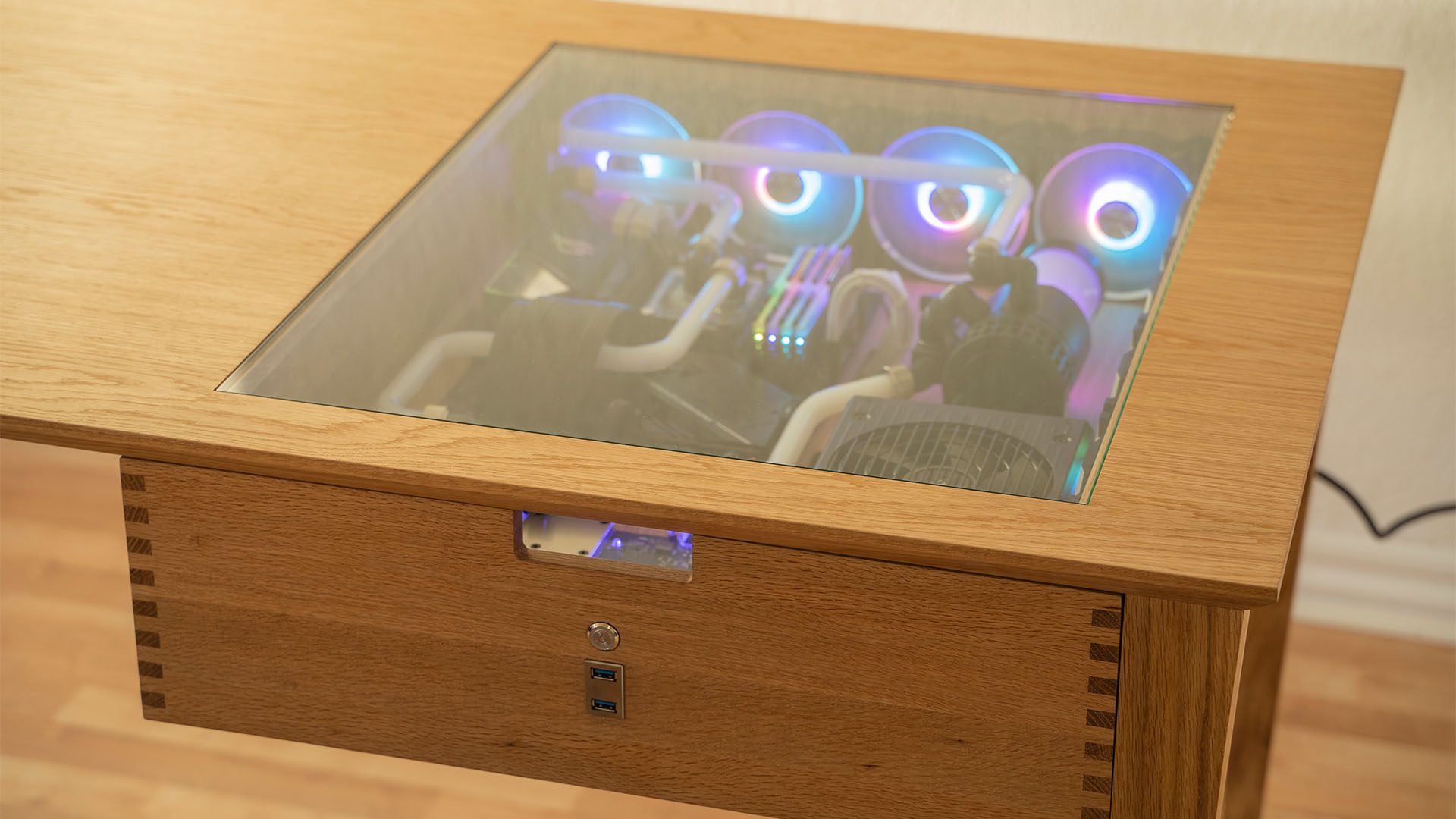 Wassergekühlter Schreibtisch-PC aus Holz: Nahaufnahme der geschlossenen Schublade