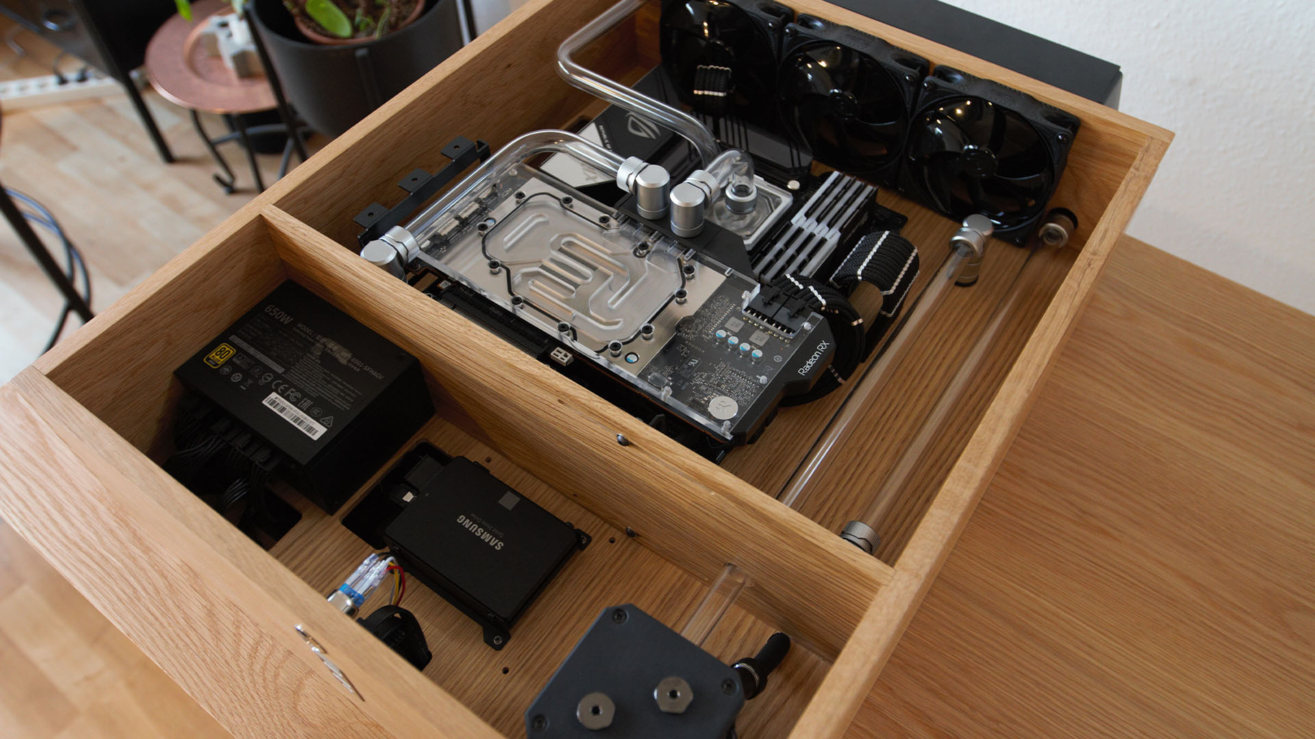 Wassergekühlter Schreibtisch-PC aus Holz: Komponenten in der Schublade