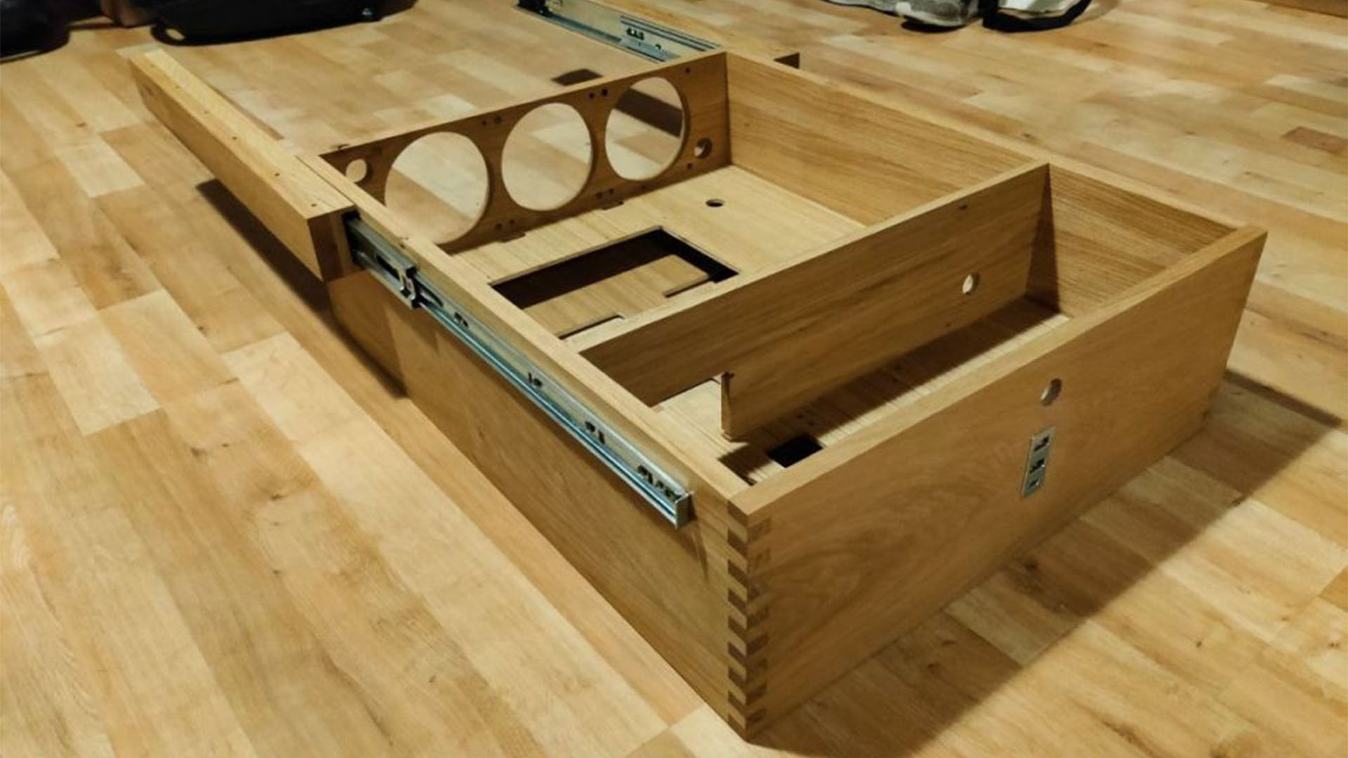 Holzwassergekühlter Schreibtisch-PC: Leere Schublade wird gerade ausgeführt