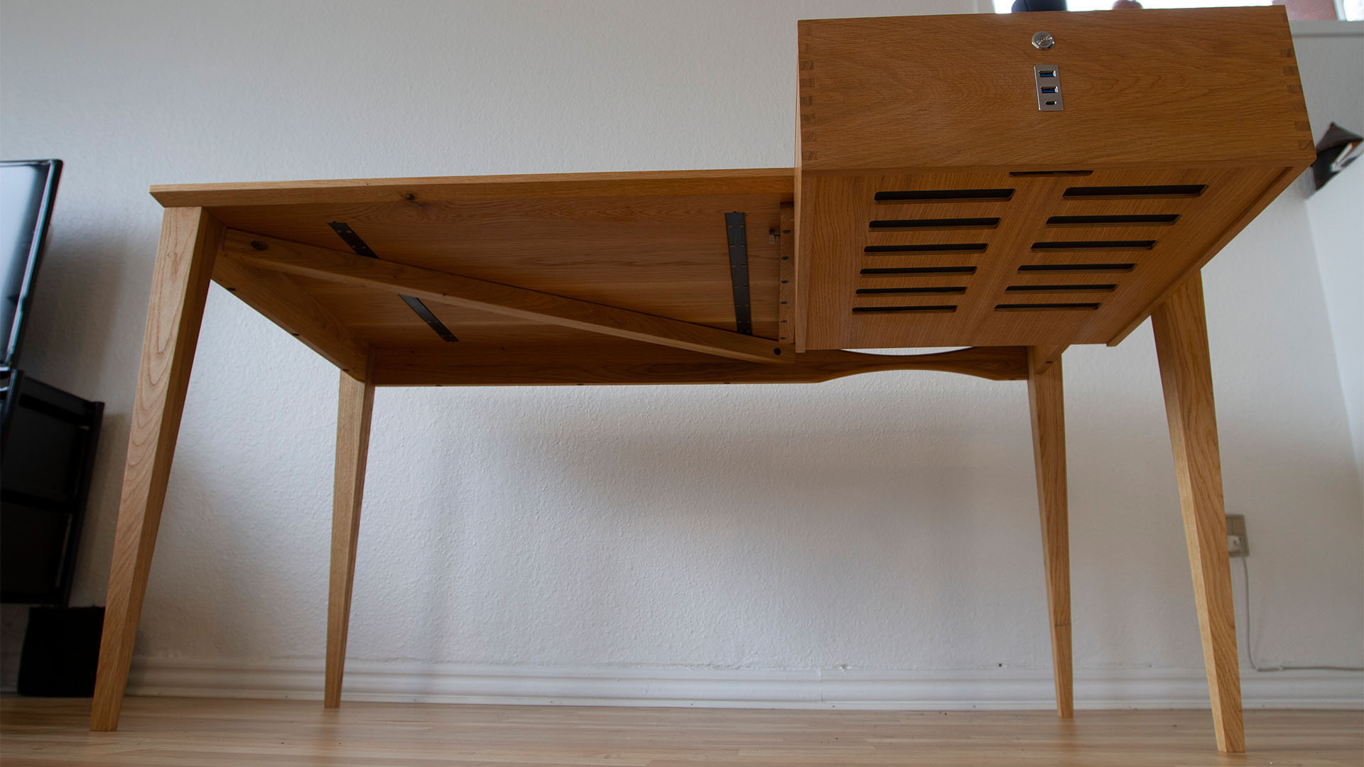 Wassergekühlter Schreibtisch-PC aus Holz: Ansicht von unten