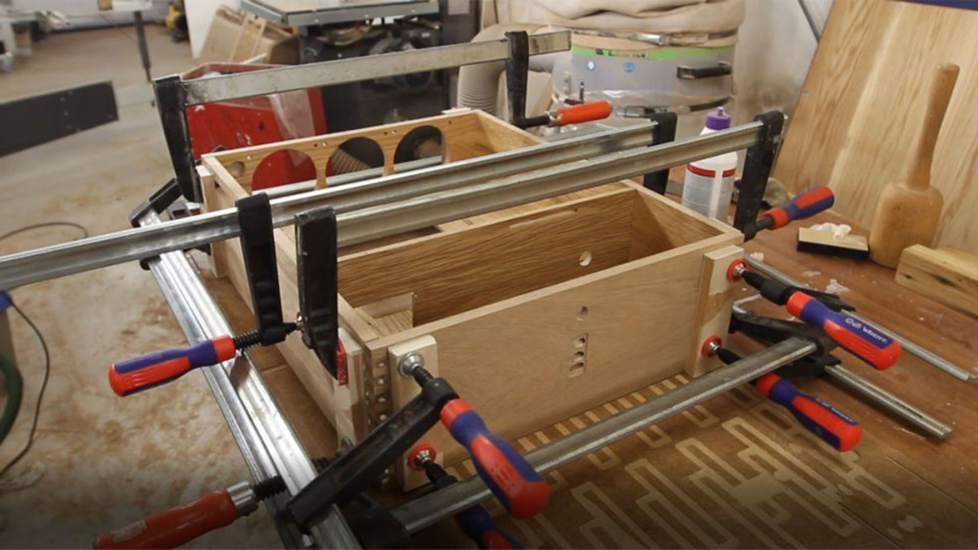 PC de escritorio de madera refrigerada por agua: Cajón en proceso en el taller