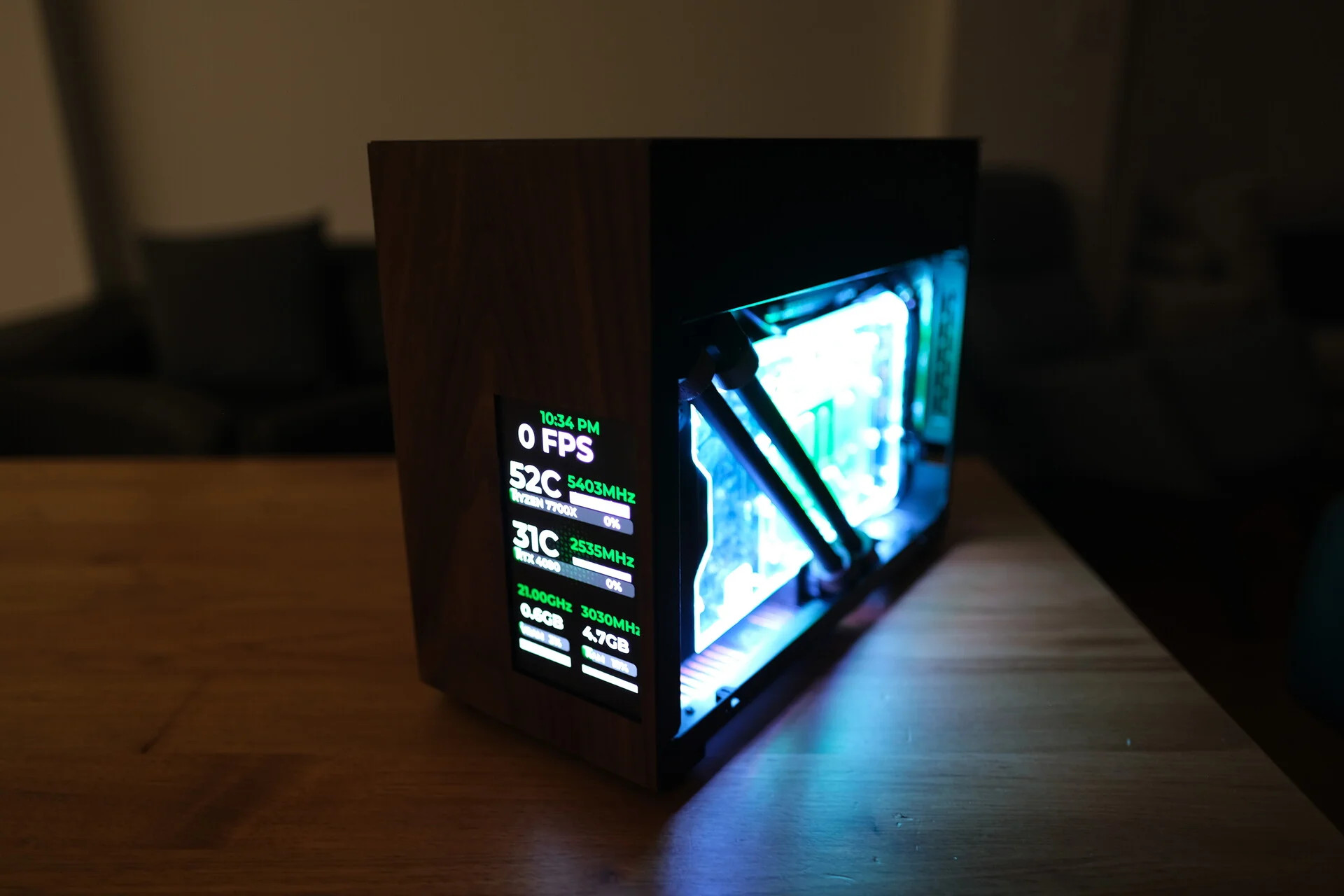 La PC de madera SFF con el bloque de agua GPU expuesto y una pantalla LED que muestra las temperaturas