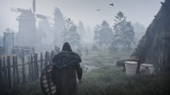 Eine neblige Szene in Bellwright, in der der Spielercharakter in einem rustikalen Dorf steht und das Flattern von Vögeln zu hören ist.