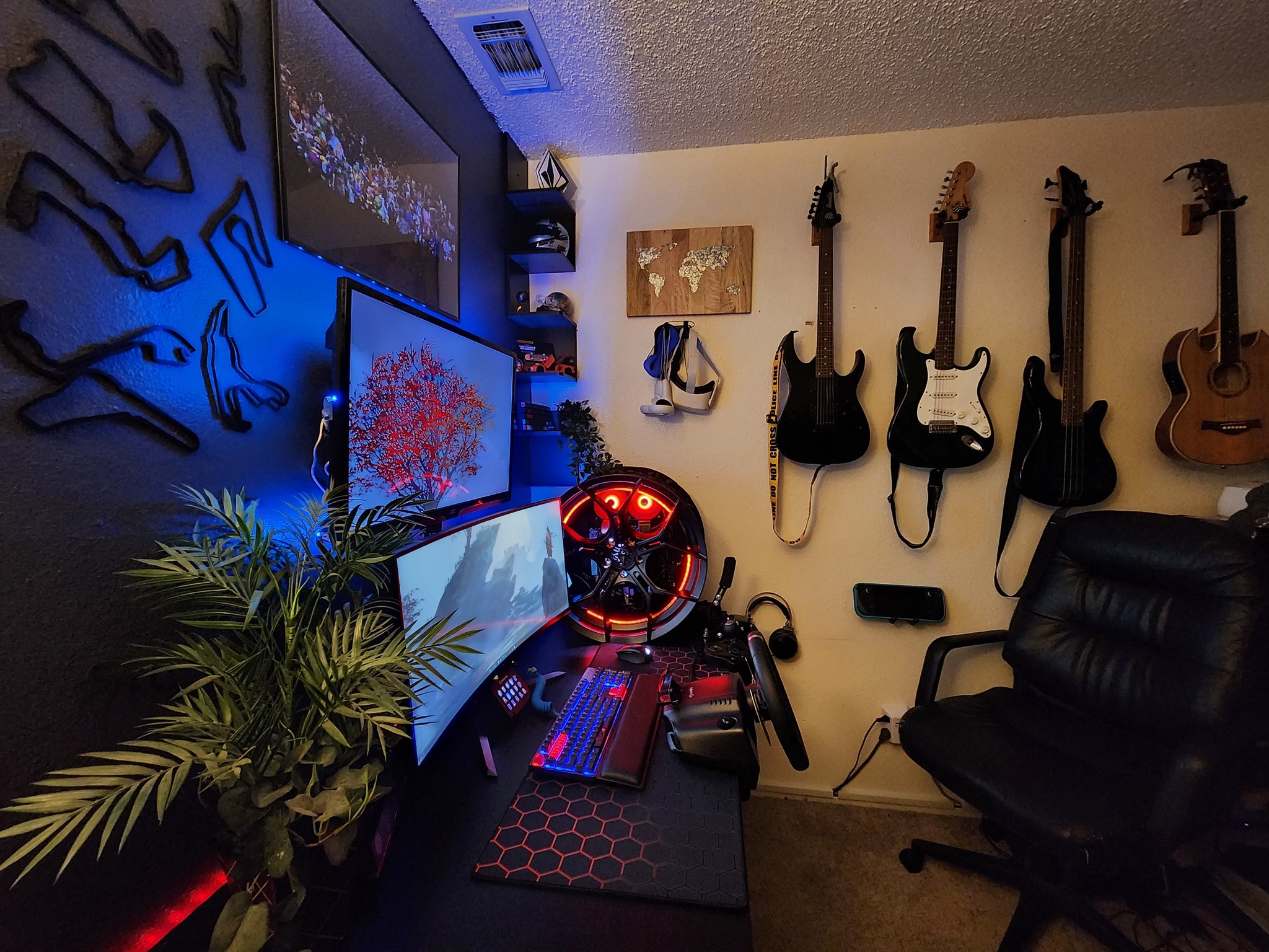 La PC para juegos con ruedas de automóvil dentro de una sala de juegos con guitarras montadas