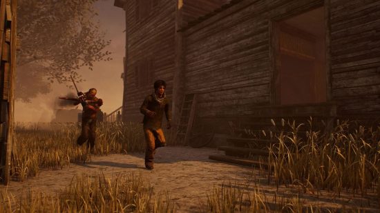 Ein Screenshot von der Coldwind Farm-Karte in Dead by Daylight: Ein mit einer Kettensäge schwingender Hinterwäldler jagt Jake mit wilder Hingabe