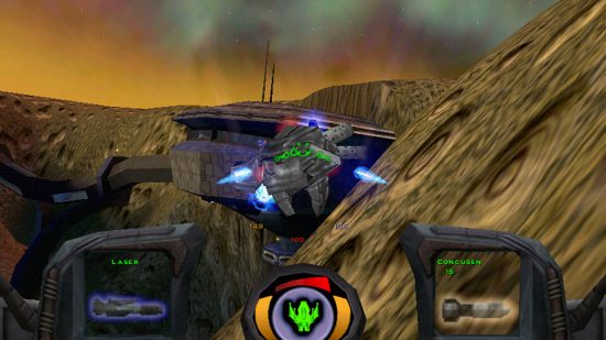 Ein Screenshot aus Descent 3, in dem der Spieler aus den Tunneln des Spiels aufgestiegen ist und glücklich auf der Oberfläche eines orangefarbenen Planeten davonfliegt.