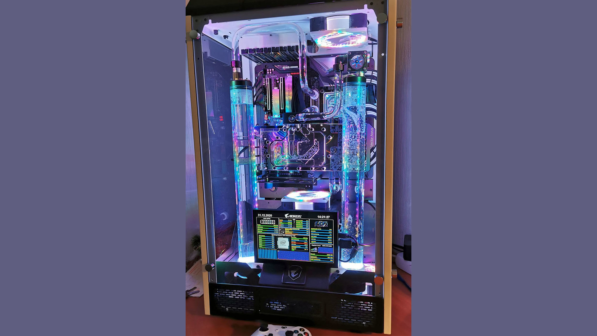 This symmetrical dual-reservoir water-cooled gaming PC is amazing