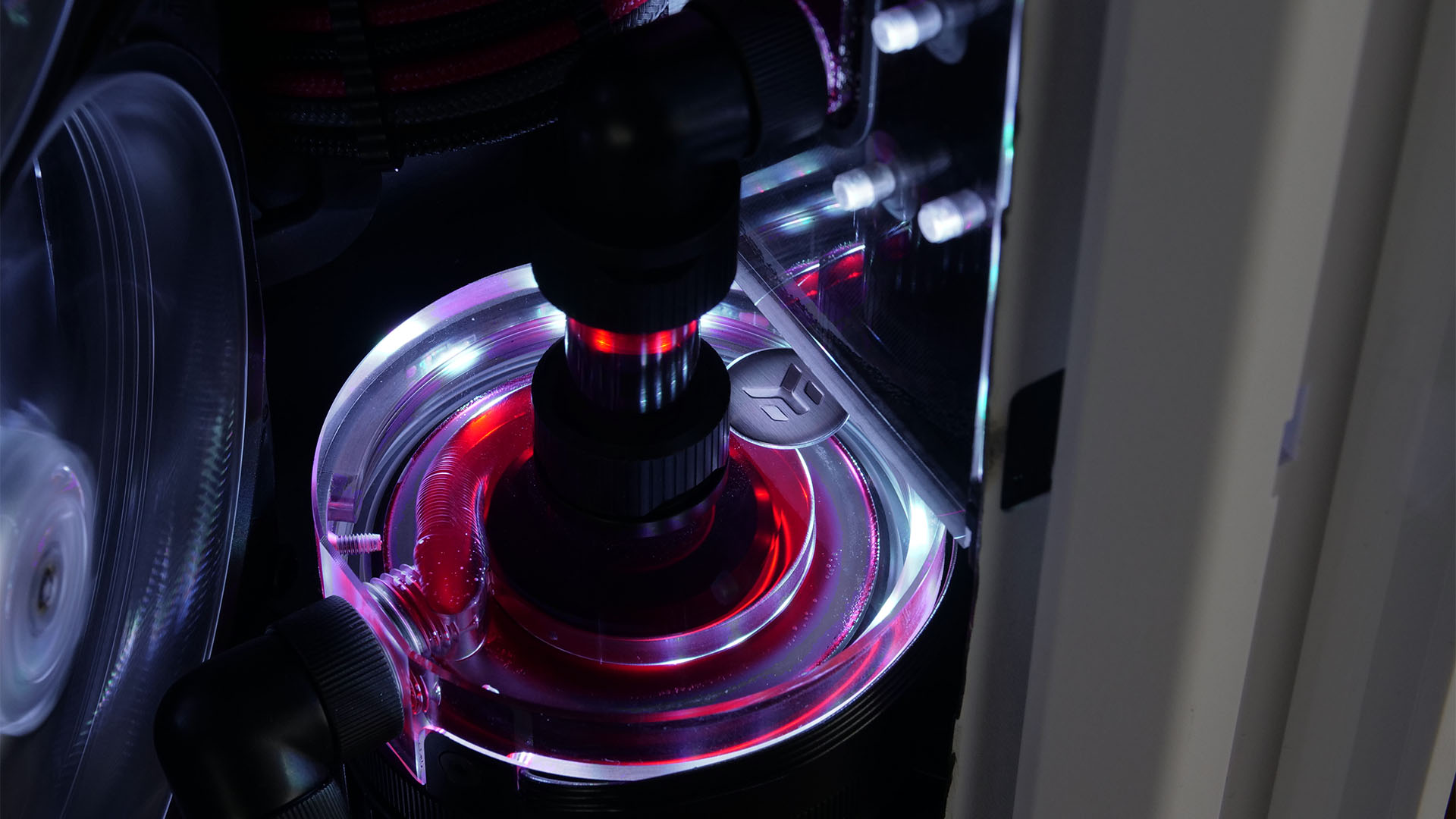 The unusual airflow system inside the tweaked meshify case