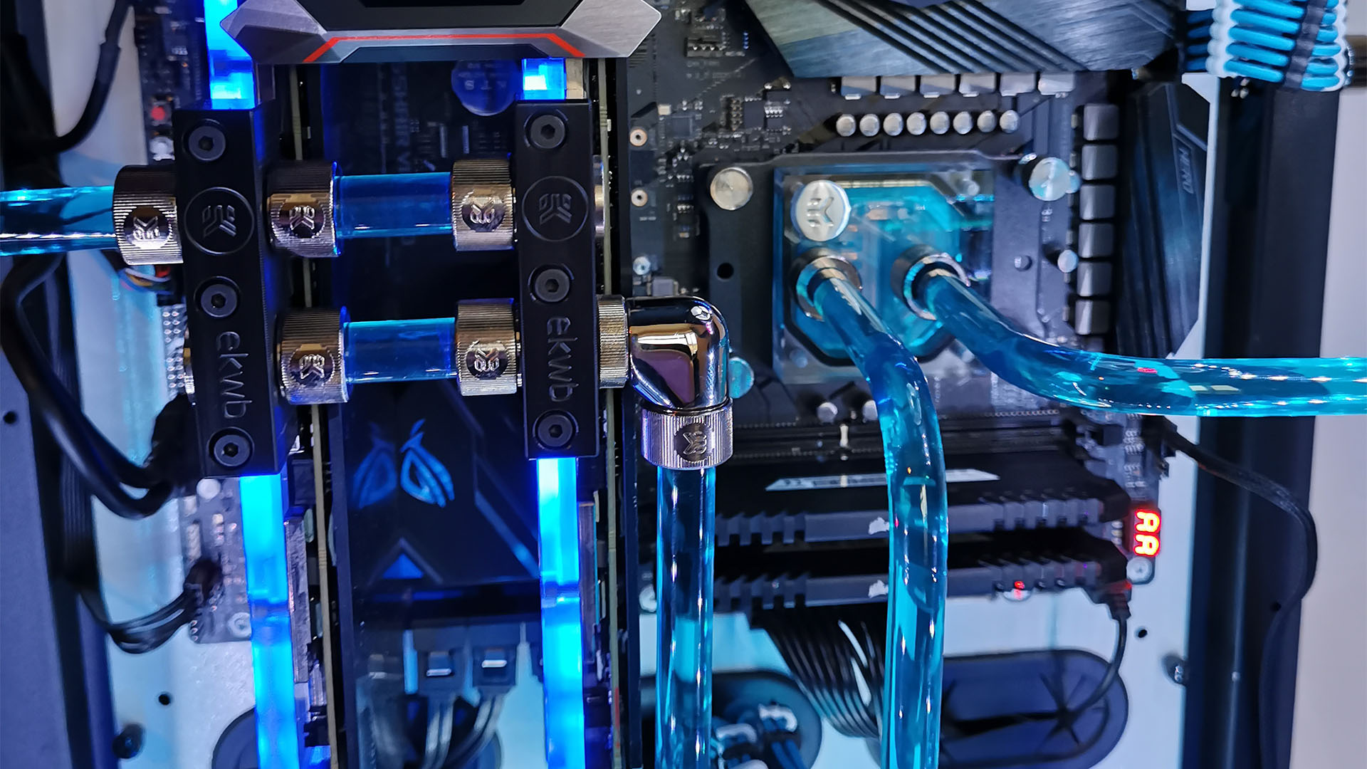 The Thermaltake Tower 900 case with full watercooling inside with blue coolant