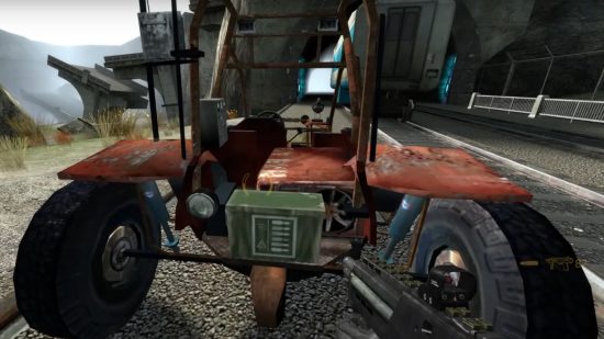 Snímek obrazovky z Half-Life 2 během kapitoly Highway 17, kde se hráč dívá na krabici s municí na vozidle Scout Buggy.