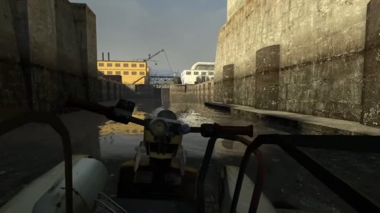 Snímek obrazovky z Half-Life 2 během kapitoly Water Hazard, ve vzduchovém člunu překračujícím kanál.