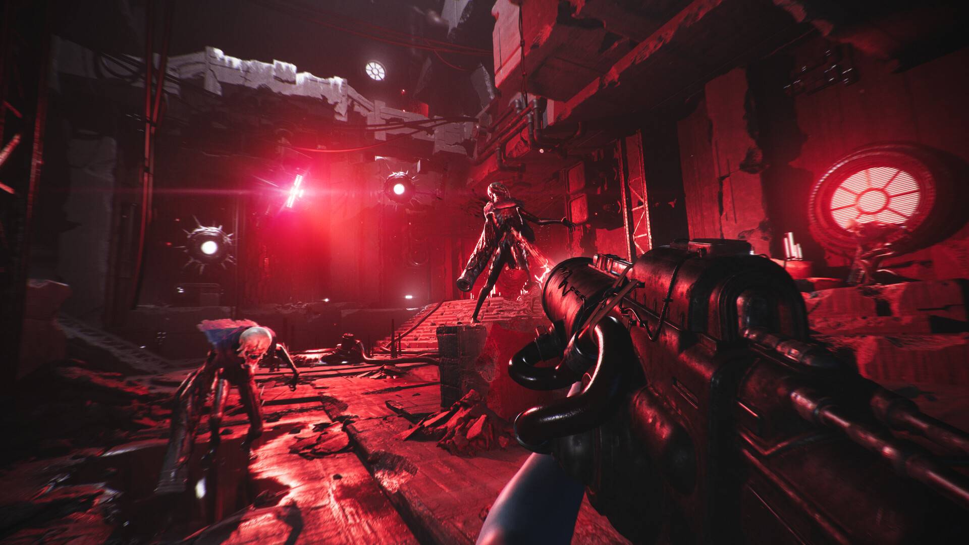 Un personaje de un videojuego dispara monstruos en una habitación metálica, con luces rojas parpadeando detrás de ellos.