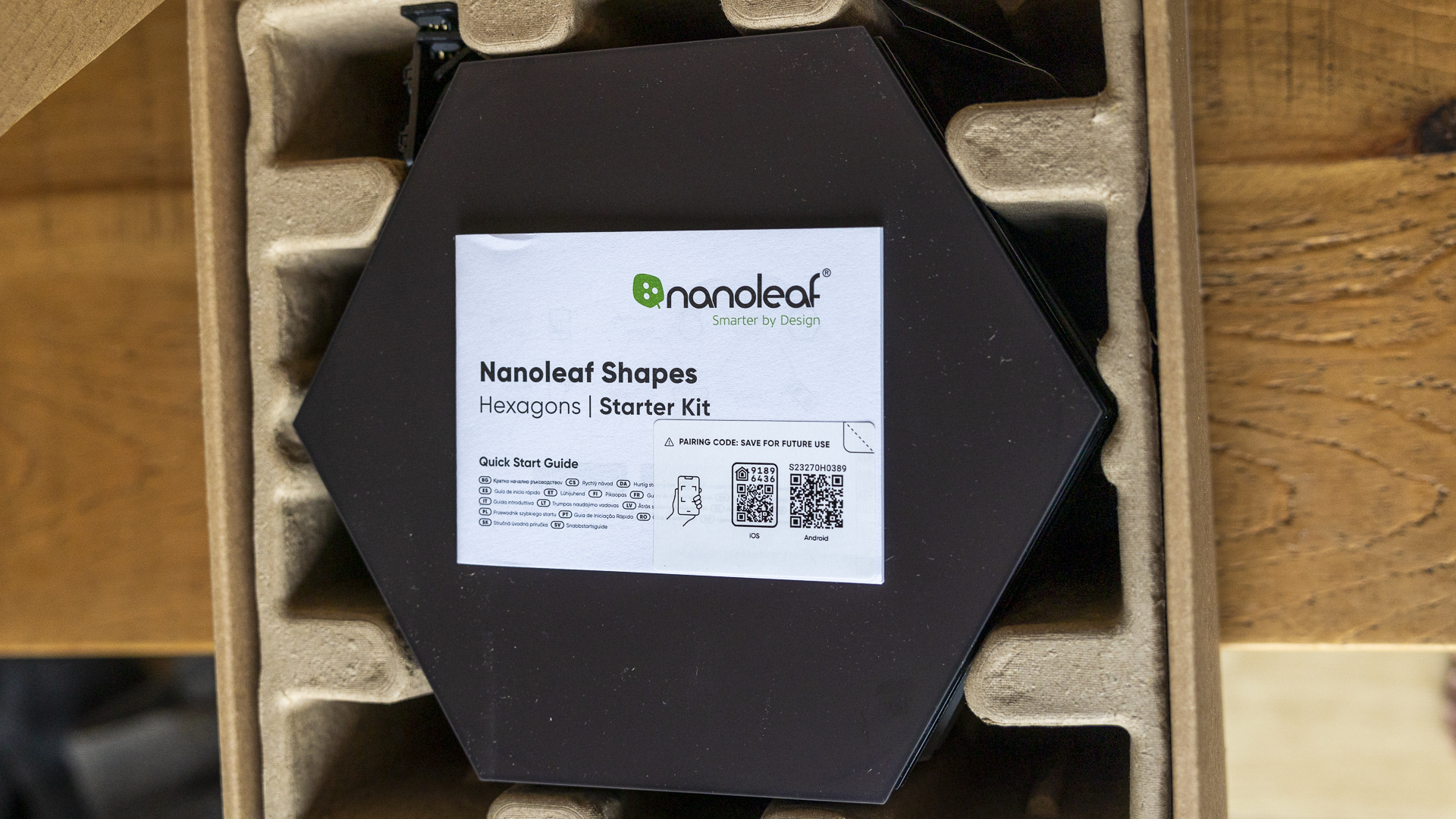 Formas Nanoleaf Black en la caja.