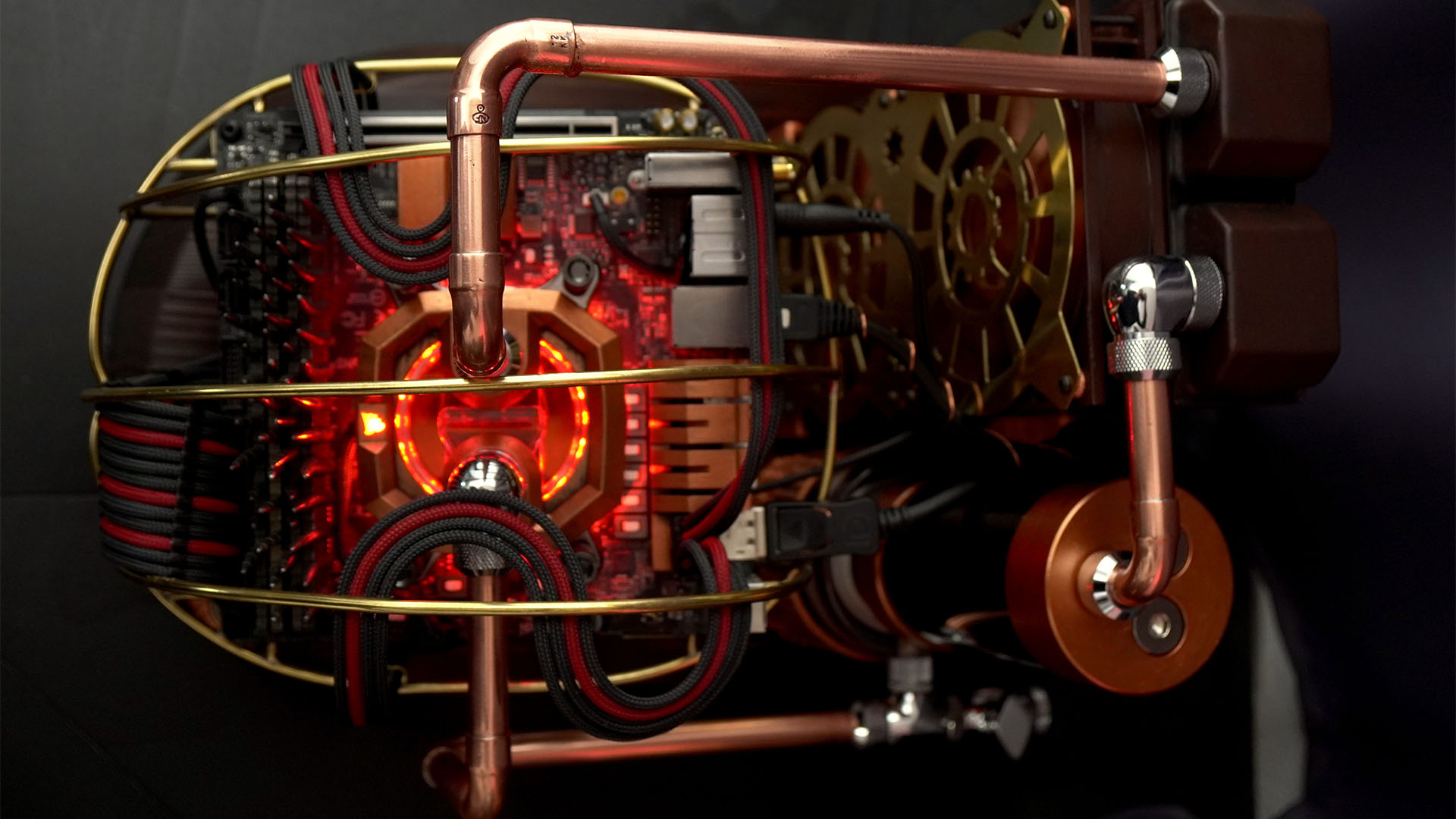 Steampunk-PC mit Kupferrohren und Messingbeschichtung
