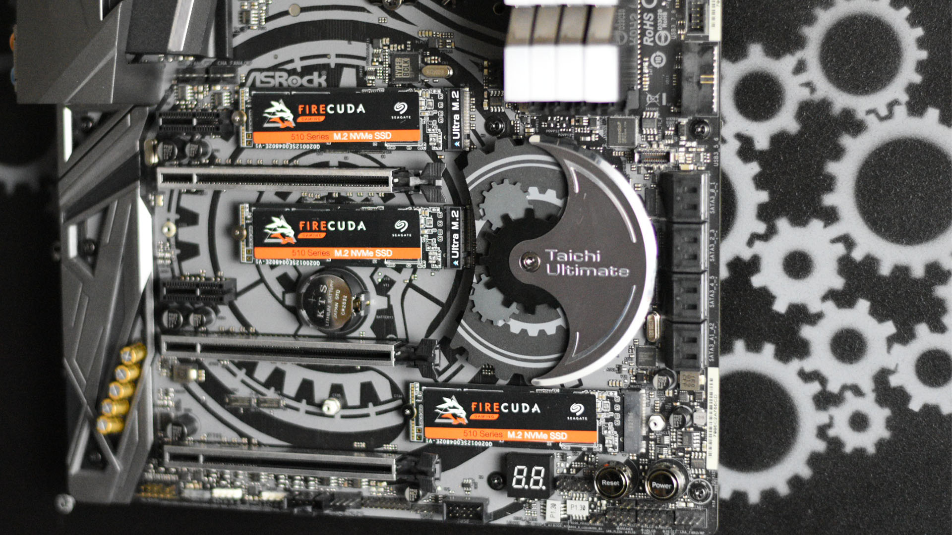 The cogs inside the Project Taichi gaming PC