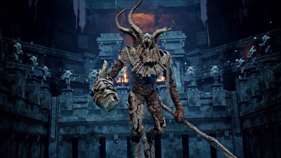 Uno de los jefes del DLC Remnant 2 The Forgotten Kingdom, una estatua de piedra que sostiene una lanza en una arena subterránea.