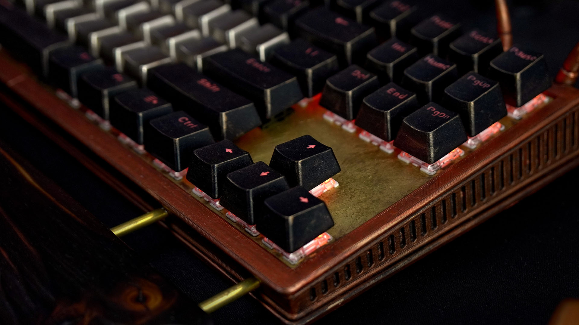 The custom keyboard for the steampunk PC