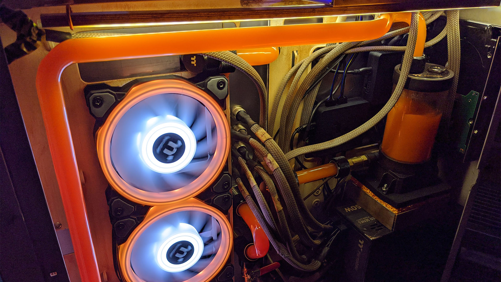 The cable management on the Division 2 gaming pc
