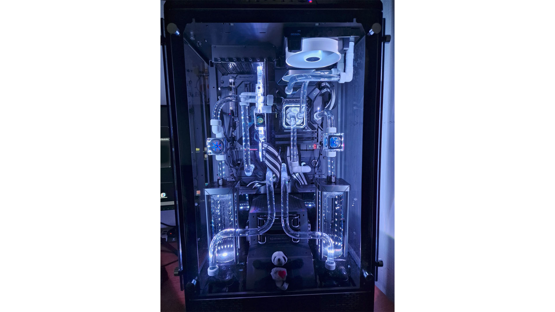 The dual watercooled gaming PC inside a Tower 900 