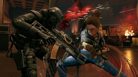 Ein Screenshot eines Kampfes in Wanted: Dead, bei dem die Protagonistin einen Feind in Stücke schneidet, während ihr Blut und Waffen ins Gesicht fliegen.