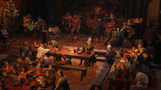 Wartales DLC The Tavern Opens: multitudes de personas se sientan alrededor de las mesas comiendo y bebiendo.