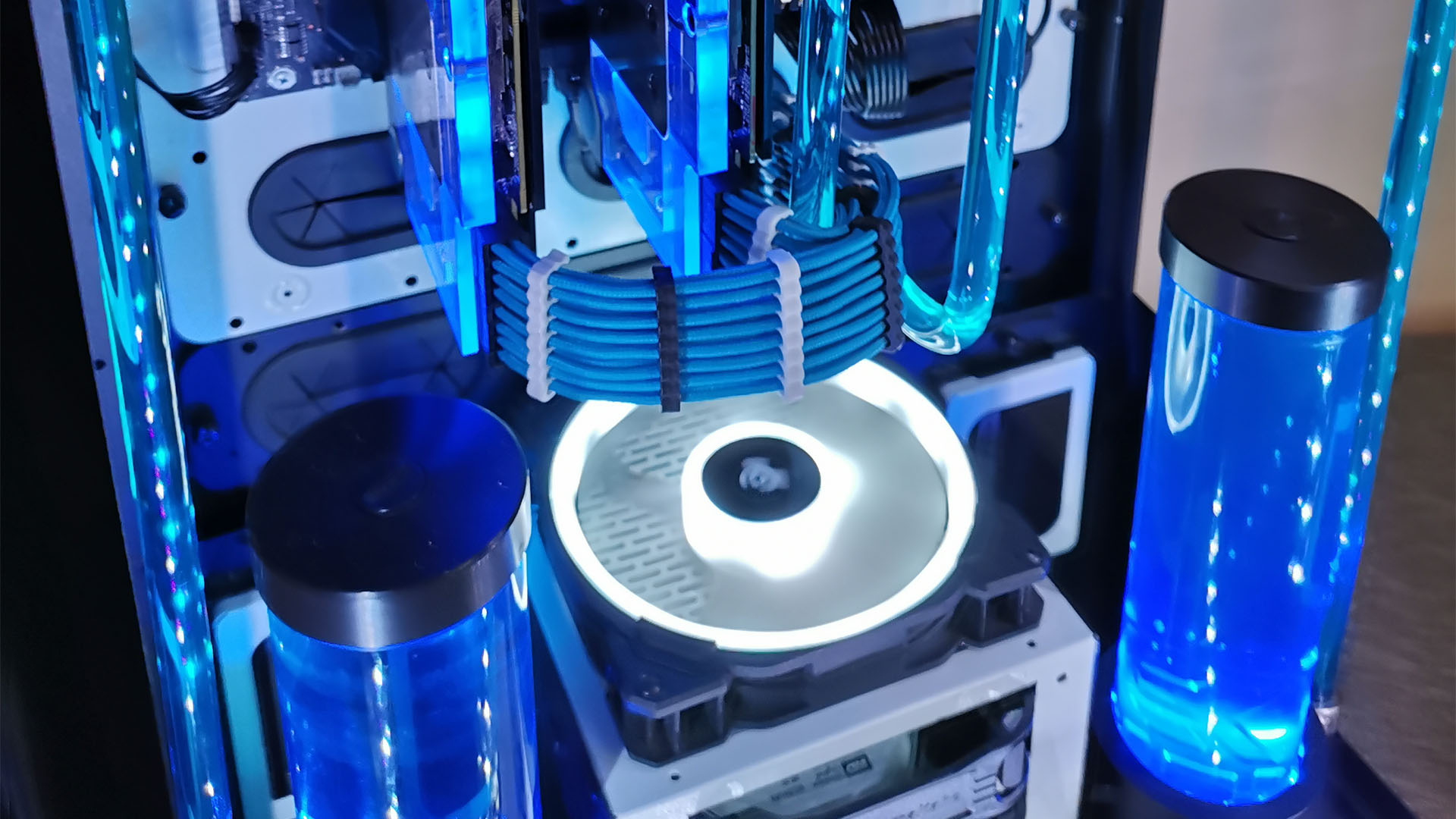 La PC para juegos refrigerada por agua dentro de una carcasa azul Thermaltake Tower 900
