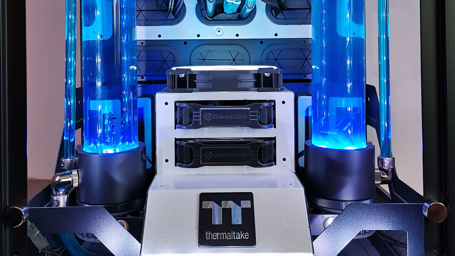 The resevoirs of the watercooled gaming Pc inside the Thermaltake 900 case