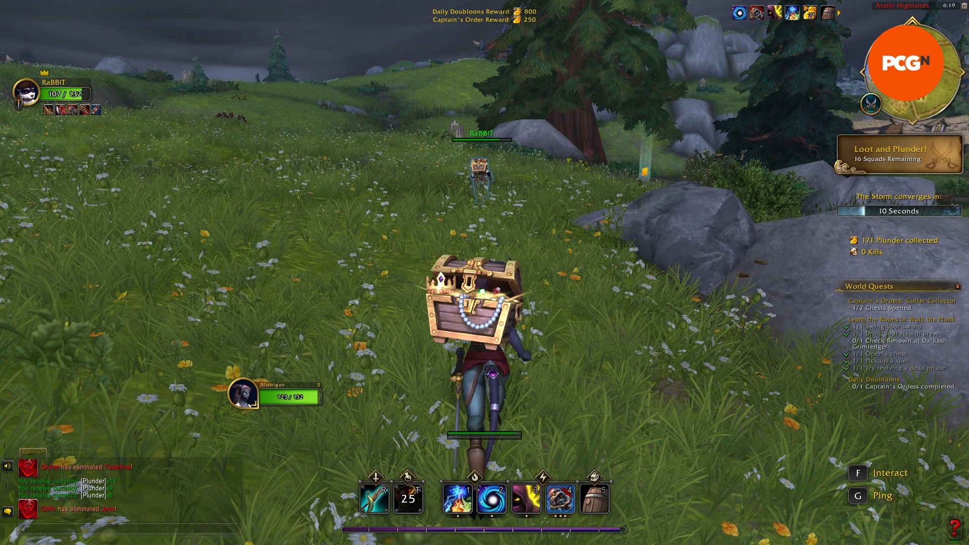 Un personaje de World of Warcraft con un cofre del tesoro en la espalda persiguiendo a otro personaje a través de campos verdes.