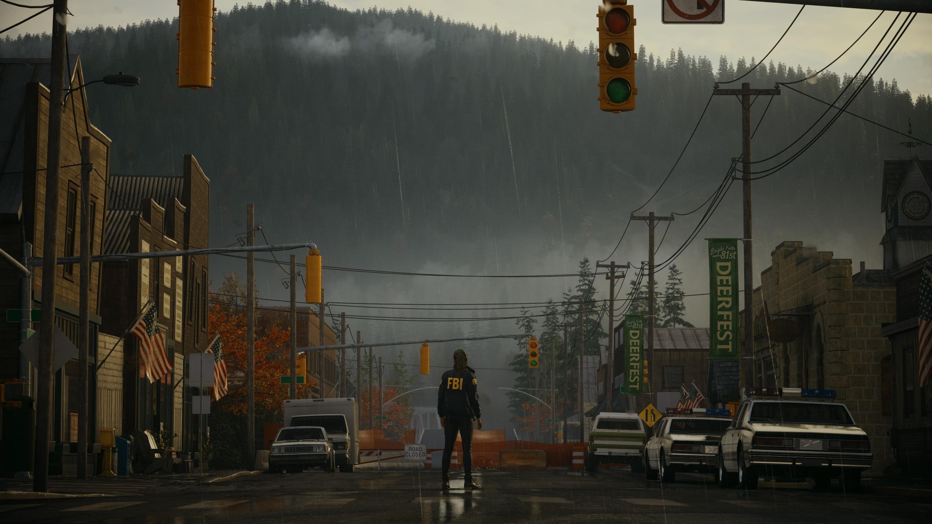 Juego de terror Alan Wake 2: Una mujer parada en medio de una calle lluviosa en el juego de terror Remedy Alan Wake 2