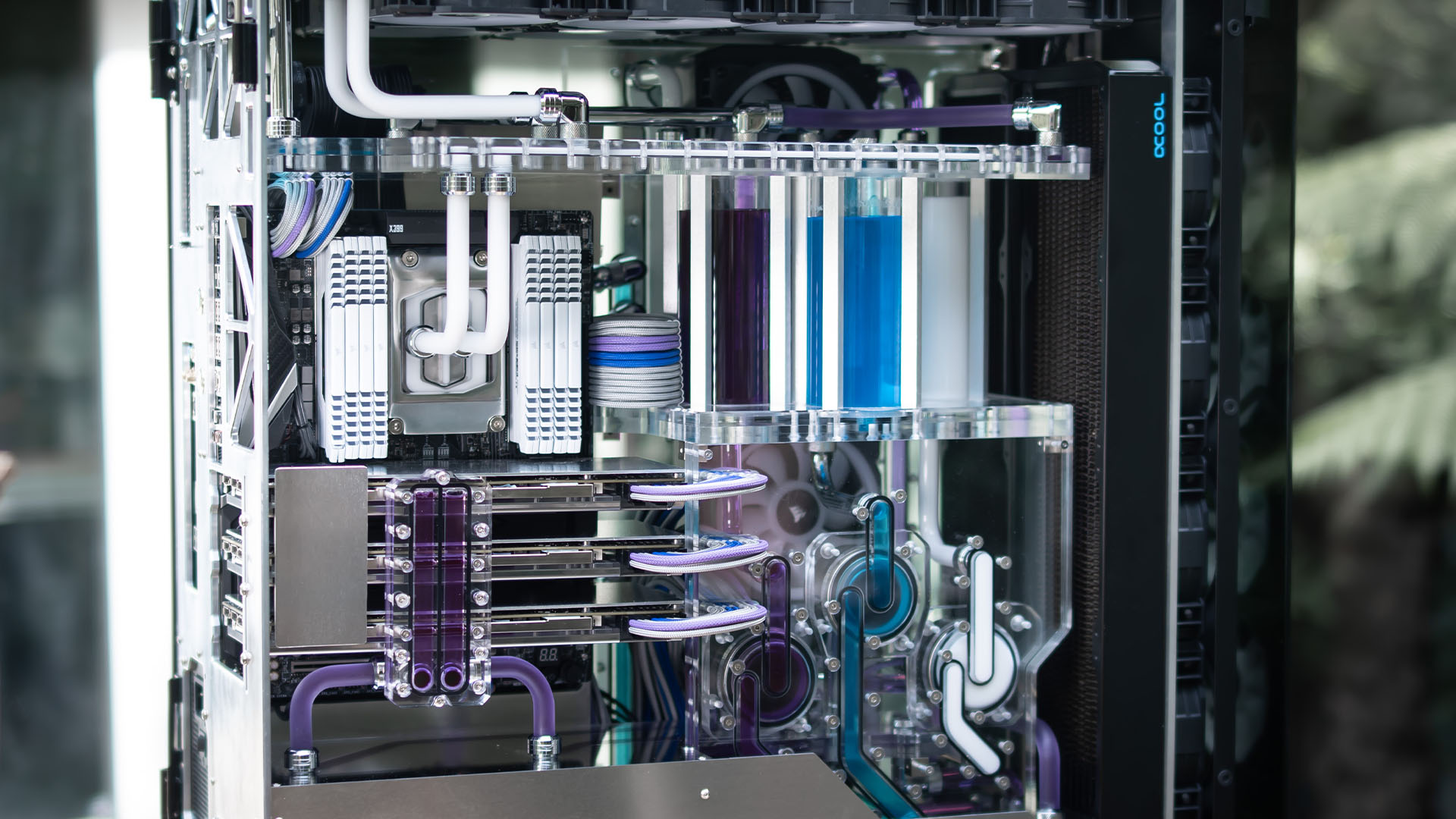 The inside of the dual-system Corsair1000D gaming PC