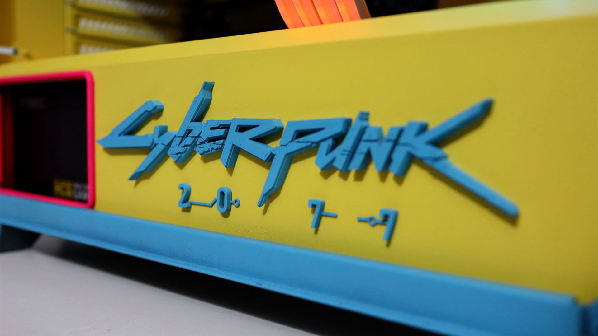 El logotipo en la cubierta de la fuente de alimentación dentro de la PC para juegos Cyberpunk 2077