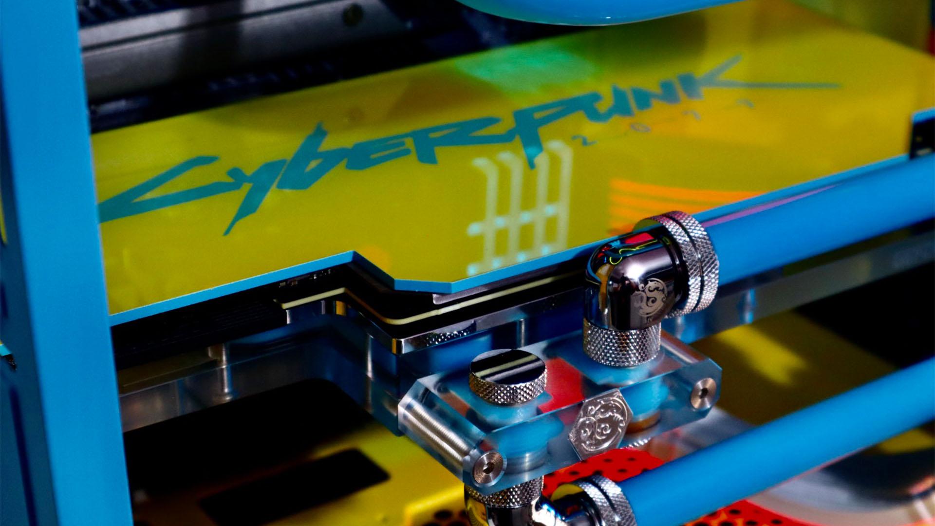 La PC para juegos Cyberpunk 2077 con una placa posterior de GPU amarilla y azul personalizada