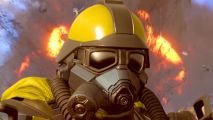 Helldivers 2 500kg bomb: future soldier in black and yellow in front of an explosion