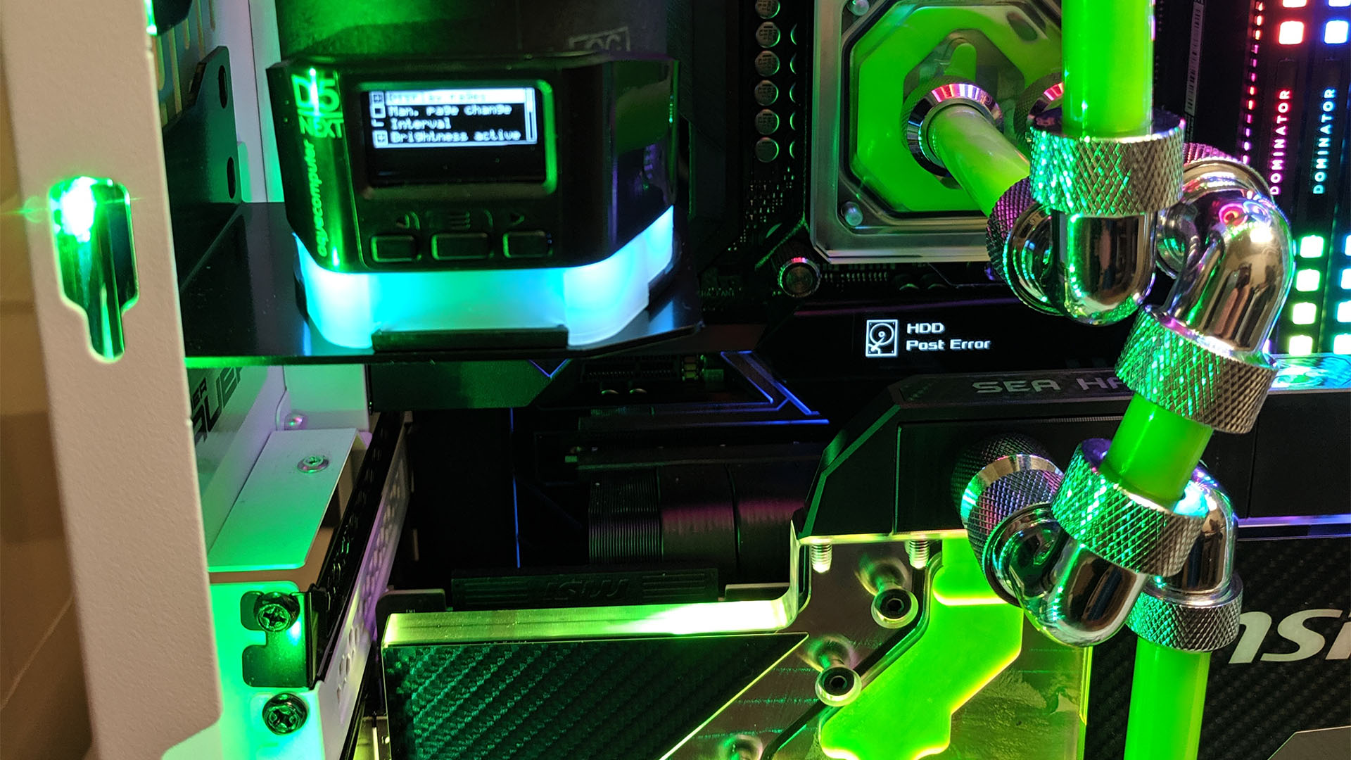 Der grüne Custom-Wasserkühlkreislauf im Inneren des Gaming-PCs