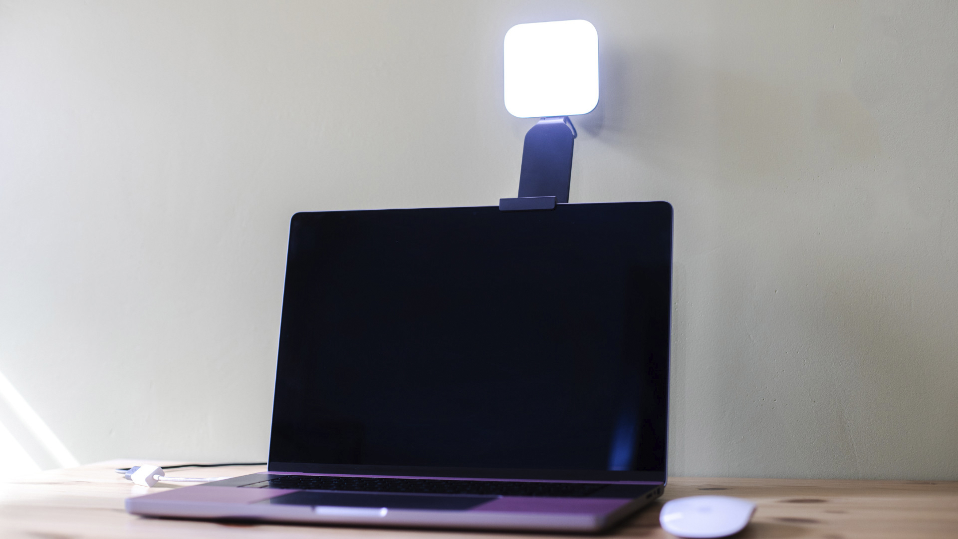 Logitech Litra Glow review: Small streaming light, big impact