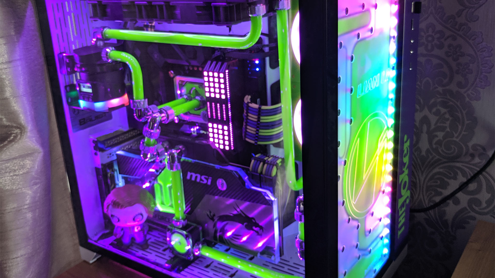 Der Joker-PC mit grünem Hardline-Schlauch und violetter RGB-Beleuchtung