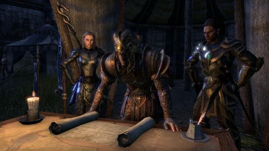 Rumores y especulaciones sobre la fecha de lanzamiento de The Elder Scrolls 6: tres personas miran sobre una mesa de mapas.