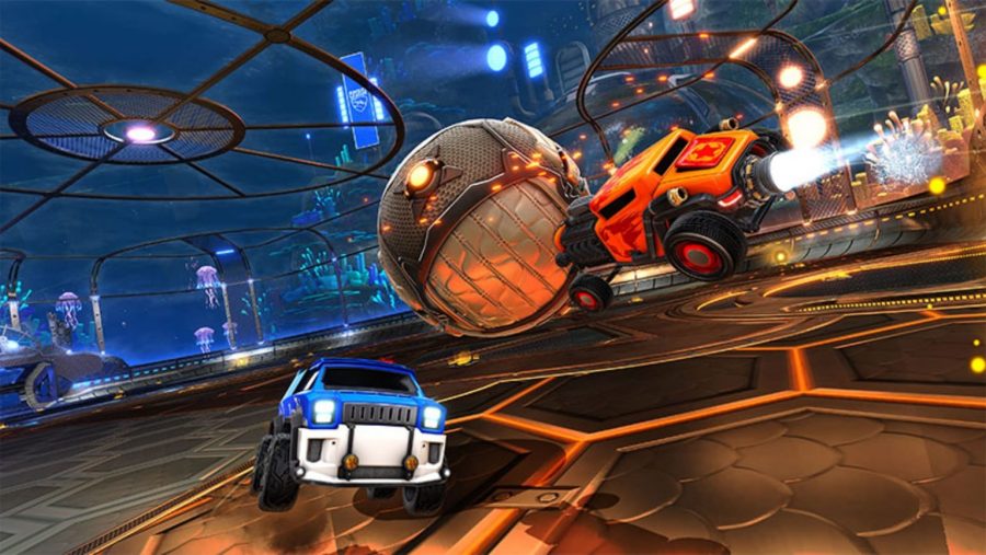 Um carro se conecta com a bola para enviá-la sobre a cabeça de um adversário na Rocket League, um dos melhores jogos multiplayer