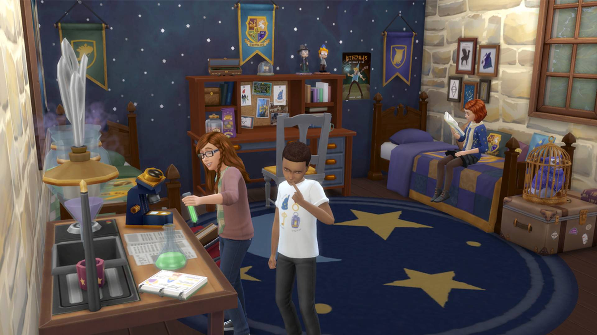 Sims 4 CC: la habitación de un niño amueblada con artículos y decoraciones con temas de magos, incluida una pancarta que muestra el escudo de Harry Potter Hogwarts.