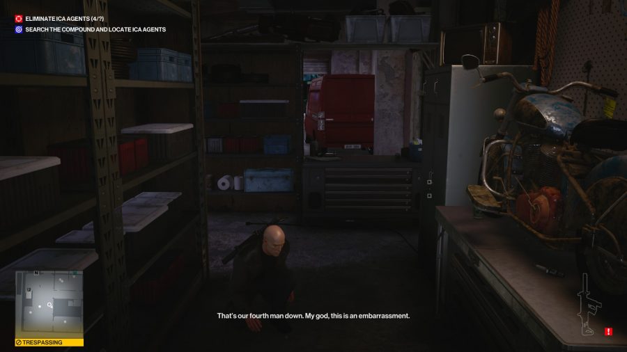 Agent 47 sneaking past some shelves in a bikers' hangout