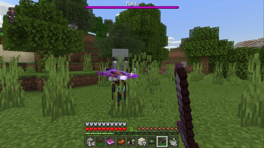 Le joueur combat un Illager brandissant une arbalète dans Minecraft lors d'un raid dans un village.