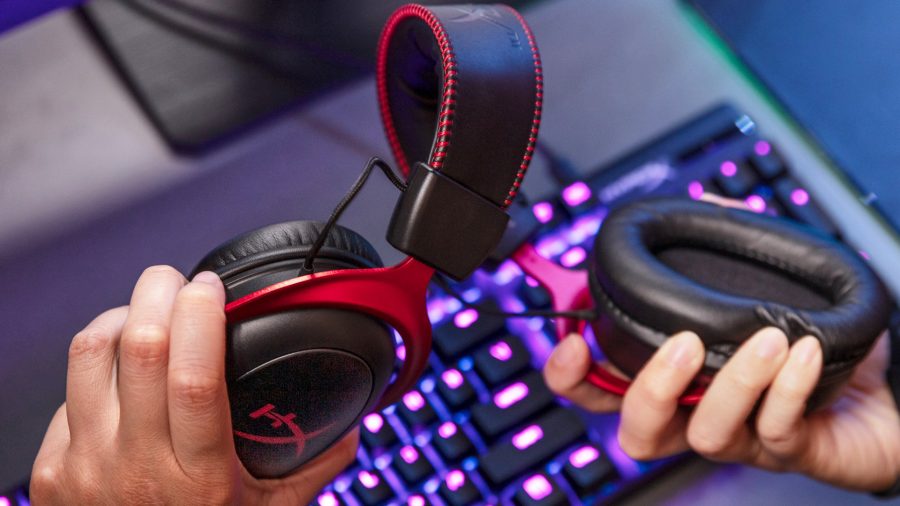 HyperX Cloud 2 Wireless gaming headsets can bend quite far, giving them an almost unrivalled durability