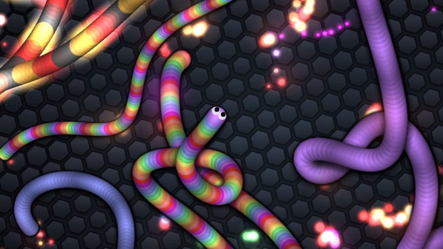 Un grand serpent arc-en-ciel accédant à ses options dans Slither.io