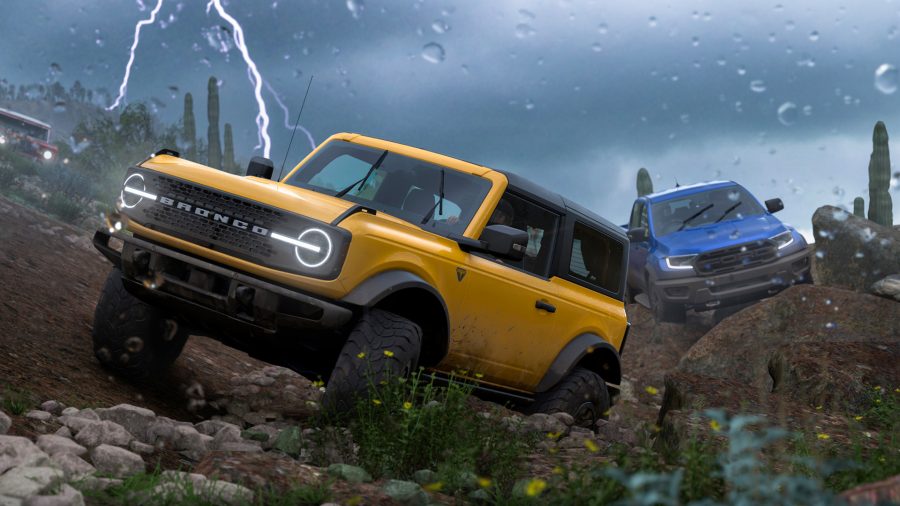 Un camion jaune et bleu roulant hors route dans Forza Horizon 5