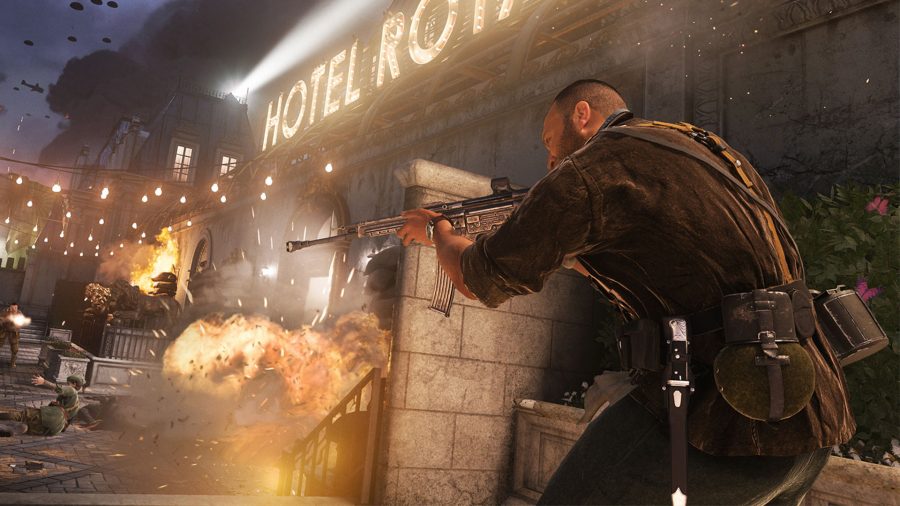 Call of Duty Vanguard'daki Hotel Royal'ın önünde bir saldırı tüfeğinin manzaralarını hedefleyen bir asker