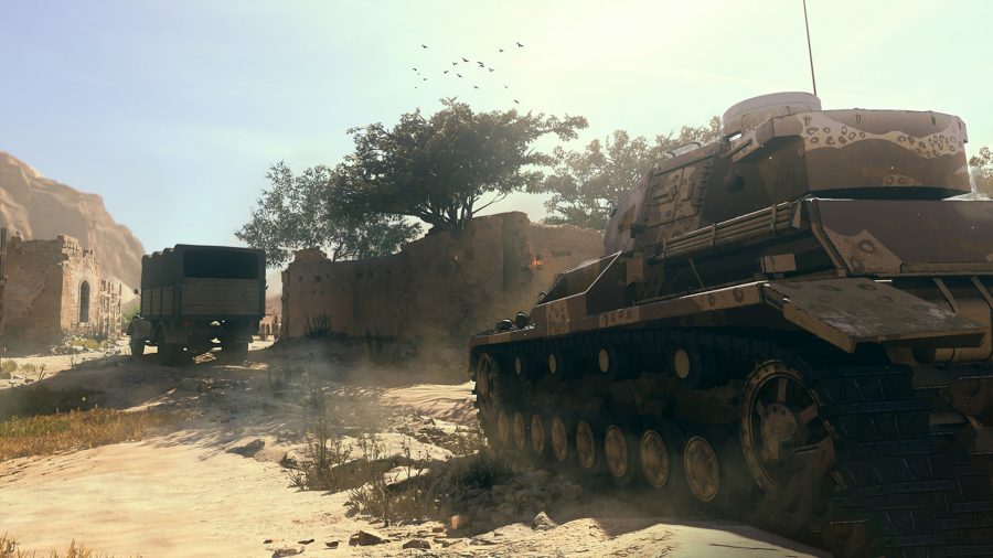 Танк и камион, който се движи през пустинята в картата Call of Duty Vanguard, Oasis